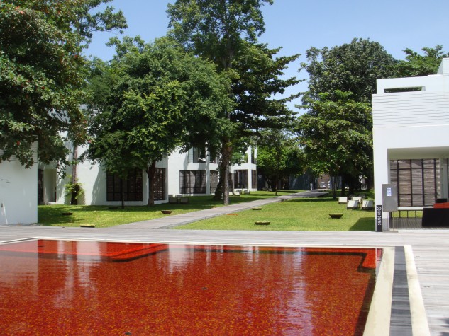 Avresti il coraggio di bagnarti nell'unica piscina rossa del mondo?