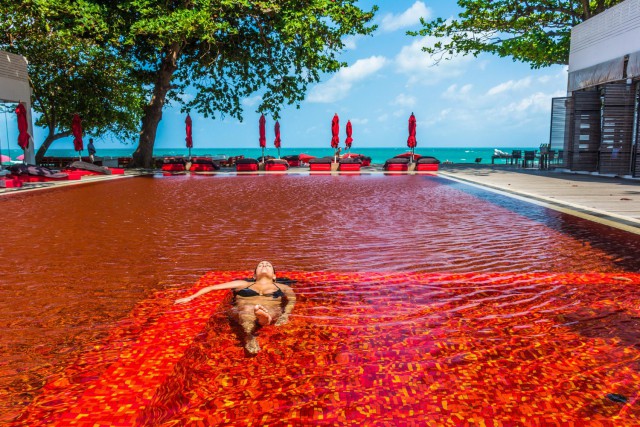 Avresti il coraggio di bagnarti nell'unica piscina rossa del mondo?