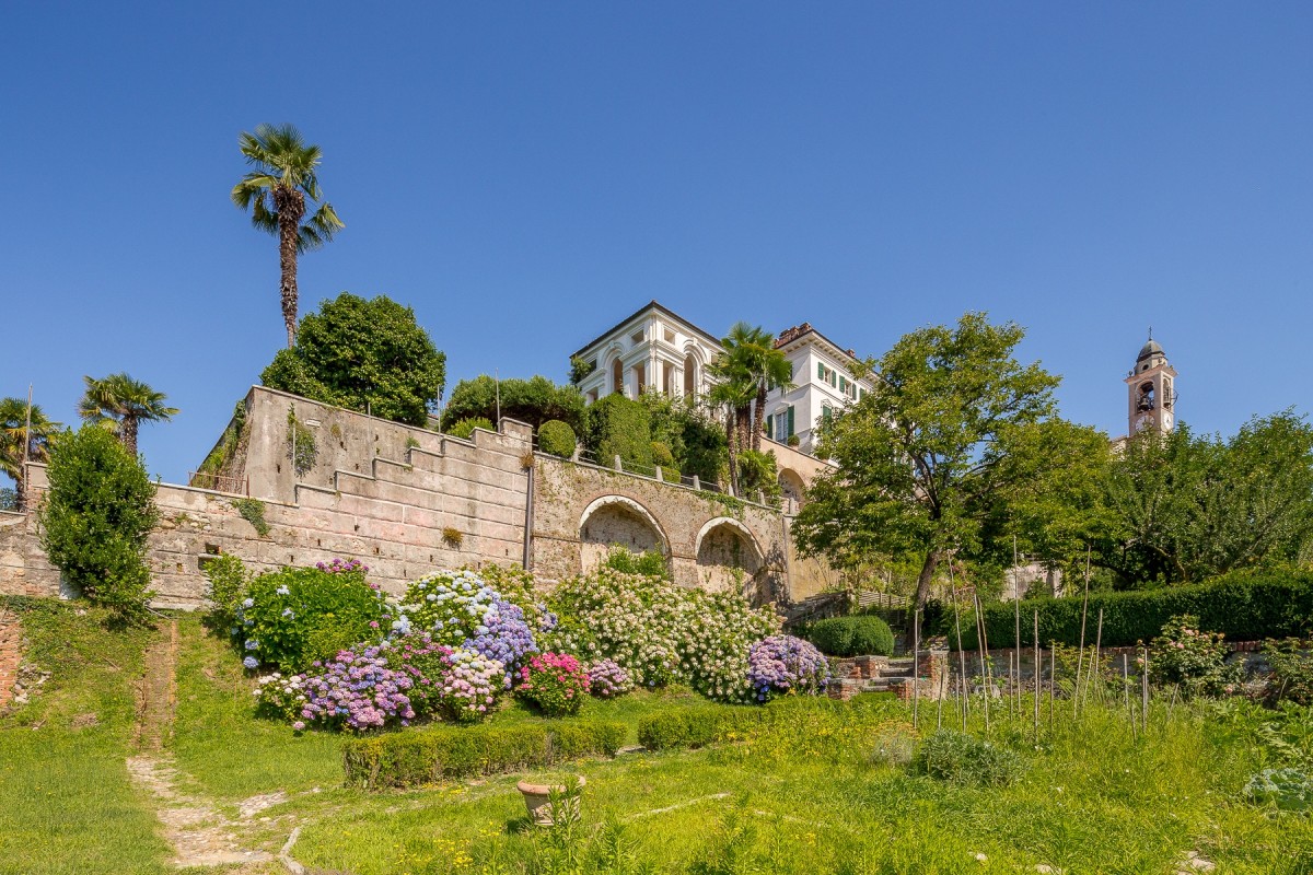 Замок со сказочным садом
