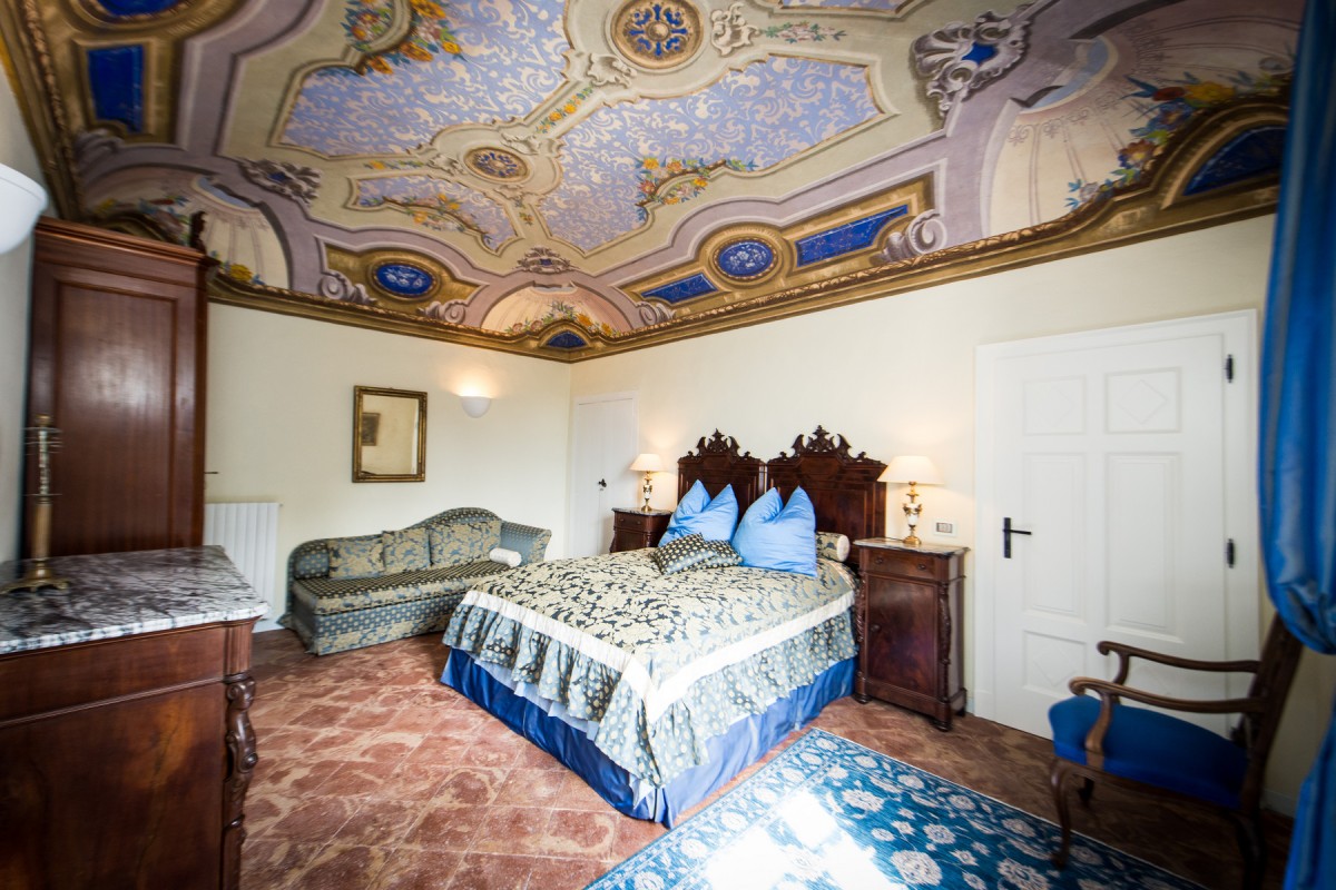Спальня с двуспальной кроватью с оригинальной восстановленной фреской на потолке