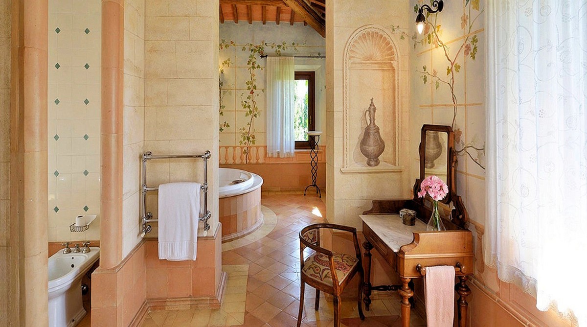Die Badezimmer sind im traditionellen rustikalischen Stil eingerichtet