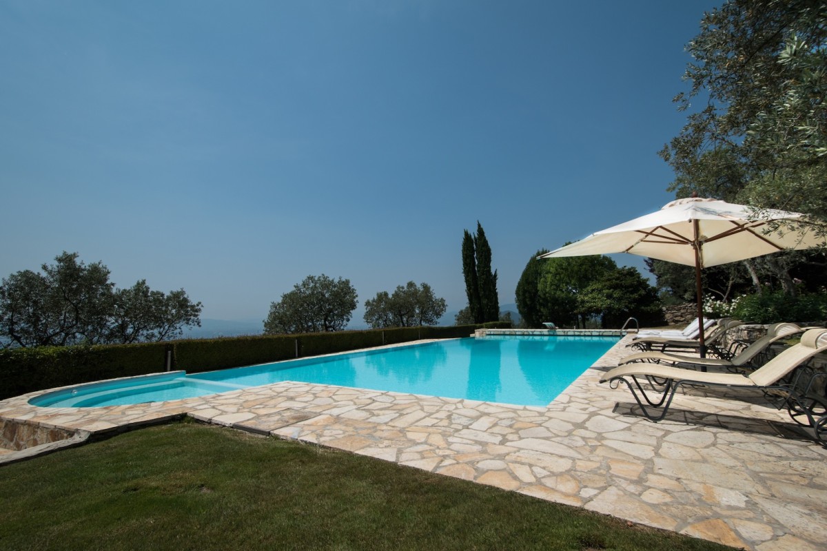 Swimmingpool mit Blick auf die Toskana