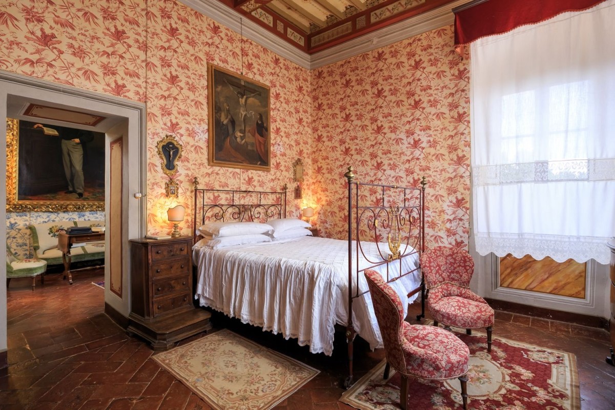 One of the several traditional Italian bedrooms