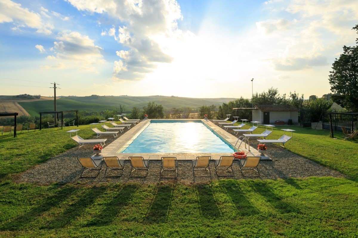 The swimming pool offers stunning views of the Tuscan countryside