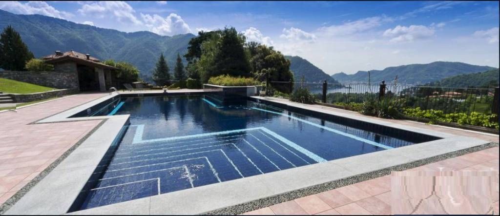 La villa dispose d'une grande piscine avec vue panoramique