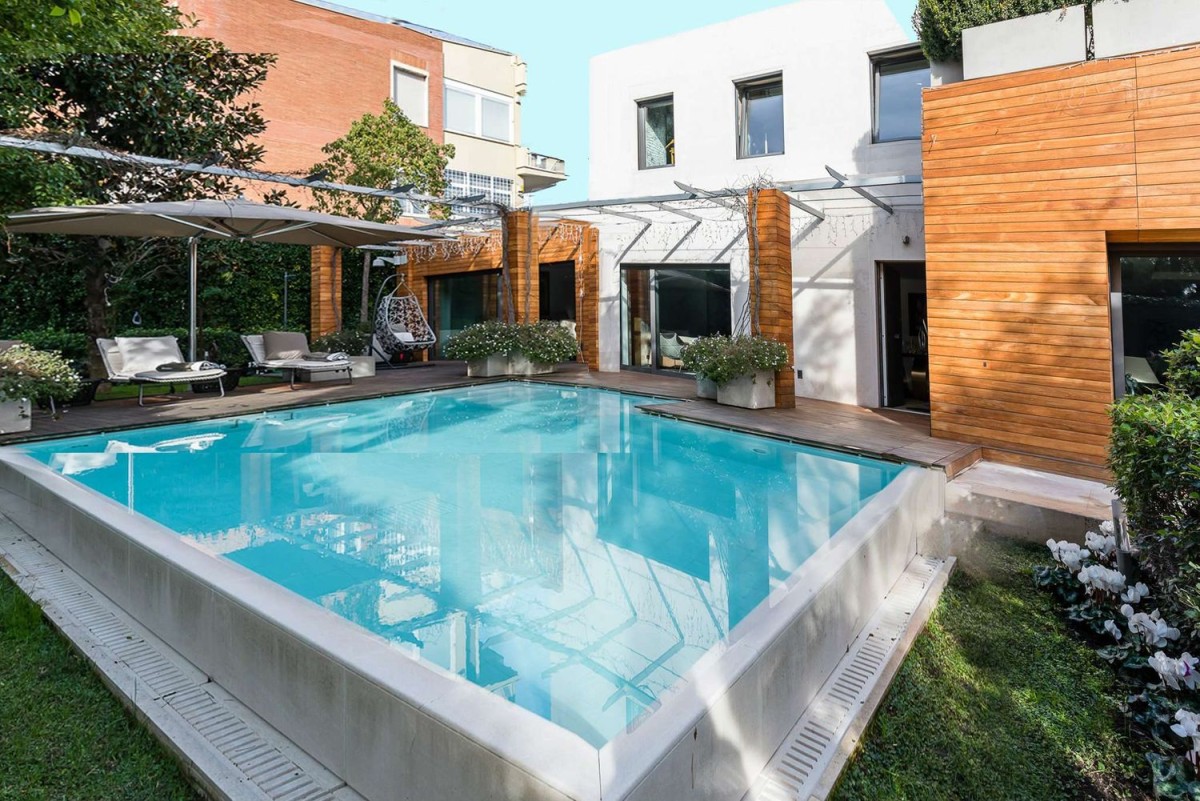 A casa tem uma magnífica piscina aquecida