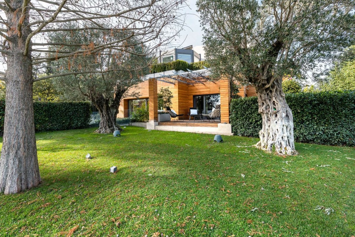Uma casa de luxo rodeada de verde nos arredores de Roma