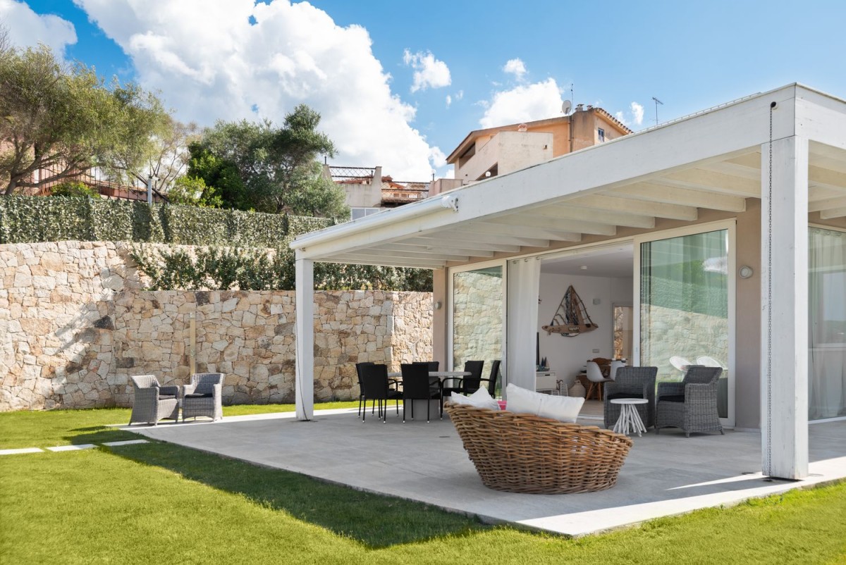 Esta moderna villa junto al mar está a la venta en Cerdeña