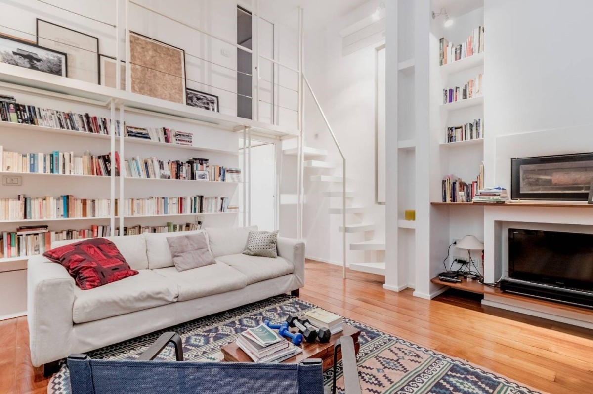 La sala de estar hace un gran uso del espacio con una zona superior ordenada
