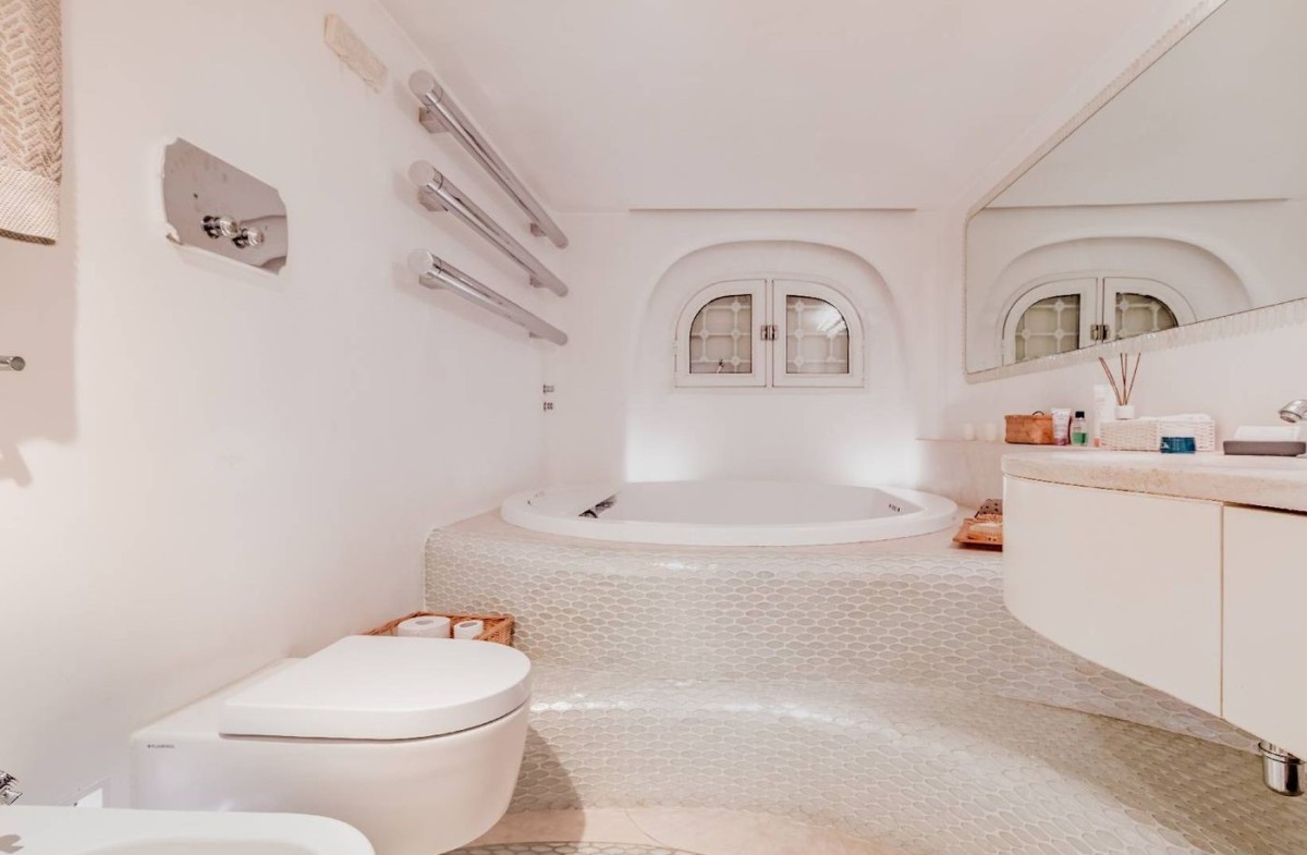 La propiedad tiene muchas características de diseño únicas, como este baño