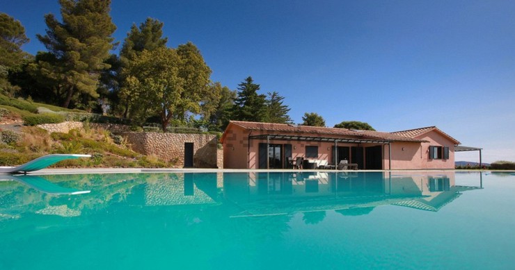 In Toscana per scoprire una sorprendente villa con piscina e campo da calcio (Fotogallery)