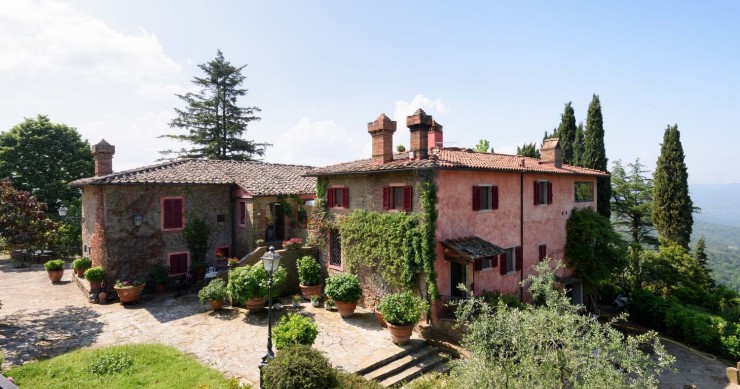 Countryside estate for sale in Italy 