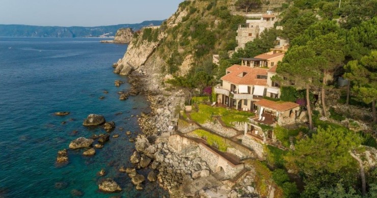 Casa Pacì is tucked away into the coastline
